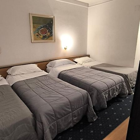 Hotel Quadrifoglio Castello di Cisterna Zewnętrze zdjęcie