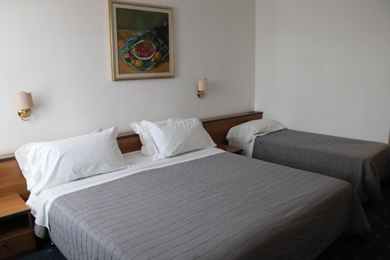 Hotel Quadrifoglio Castello di Cisterna Zewnętrze zdjęcie
