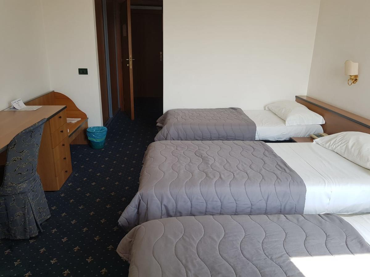 Hotel Quadrifoglio Castello di Cisterna Zewnętrze zdjęcie